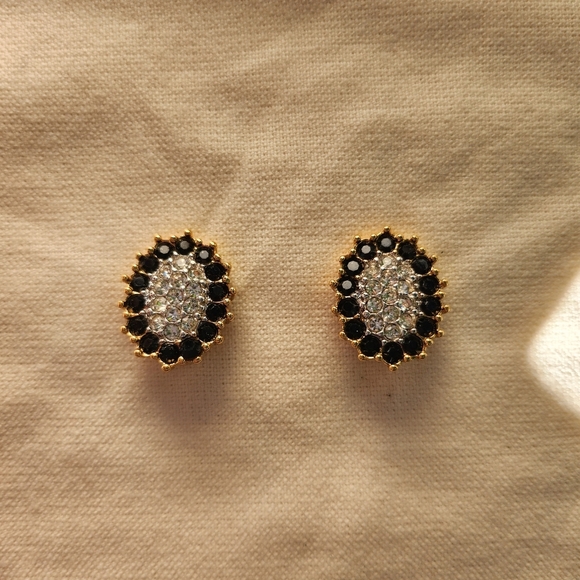 NINA RICCI - Golden metal clip on earrings black rhinestones - Picture 3 of 15